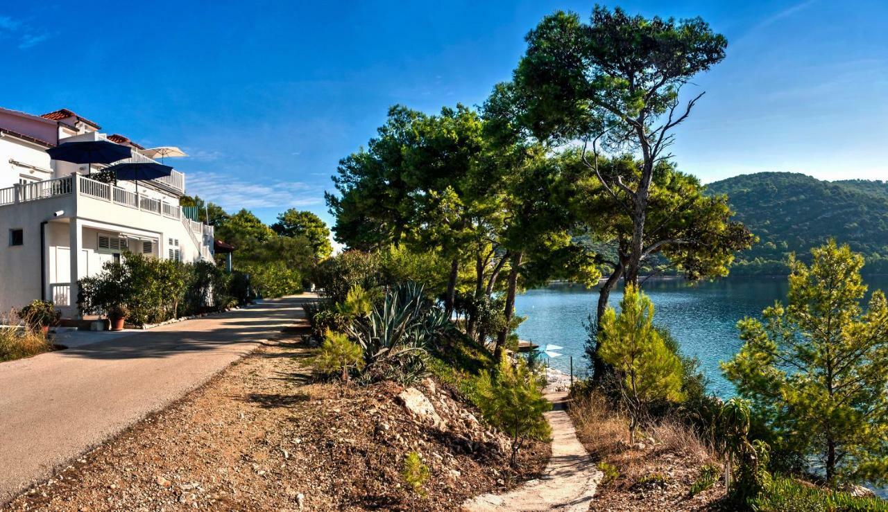 Apartments Velo Lago Lastovo Exterior photo